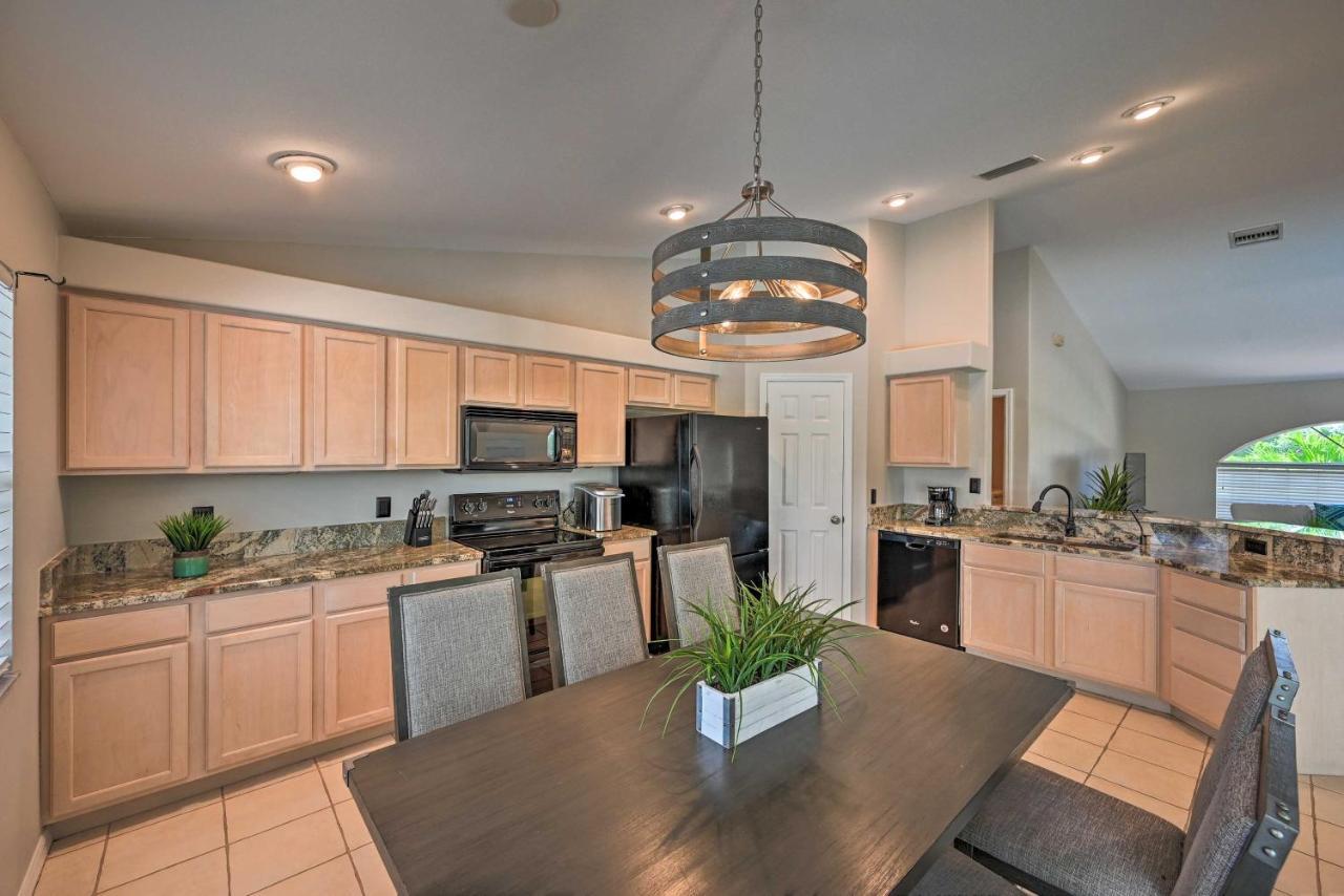 Pet-Friendly Escape With Dock And Kayaks In Cape Coral Villa Exteriör bild
